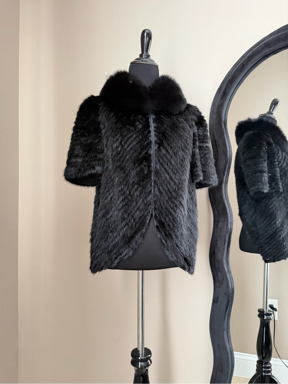Carlisle Collection Black Knit Mink Fur Capelet Coat w/ Fox Collar Size 6 Luxury